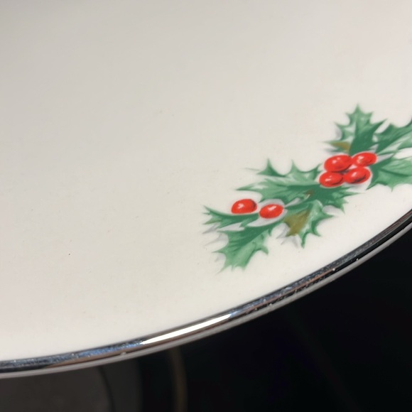Vintage Triomphe holly plates
Made in the USA - Picture 4 of 8